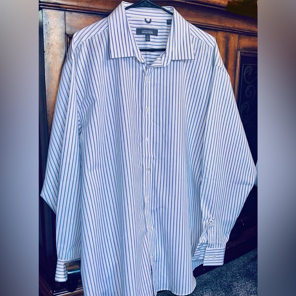 Kenneth Cole REACTION Striped Blue & White Button Up Mens Dress Shirt. (XXL)